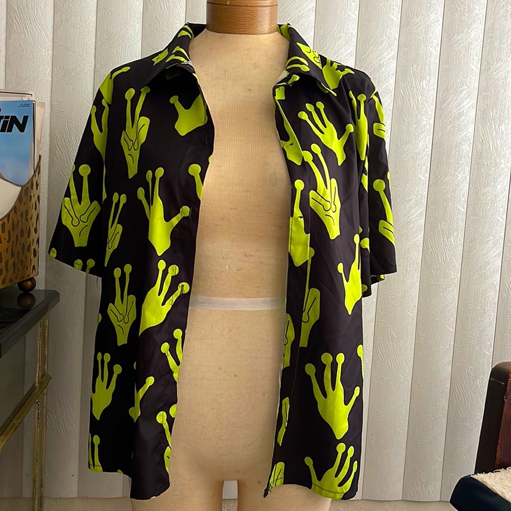 Size large runs small-alien peace symbols-very good condition.